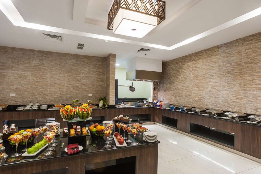 קיסומו Acacia Premier Hotel מסעדה תמונה